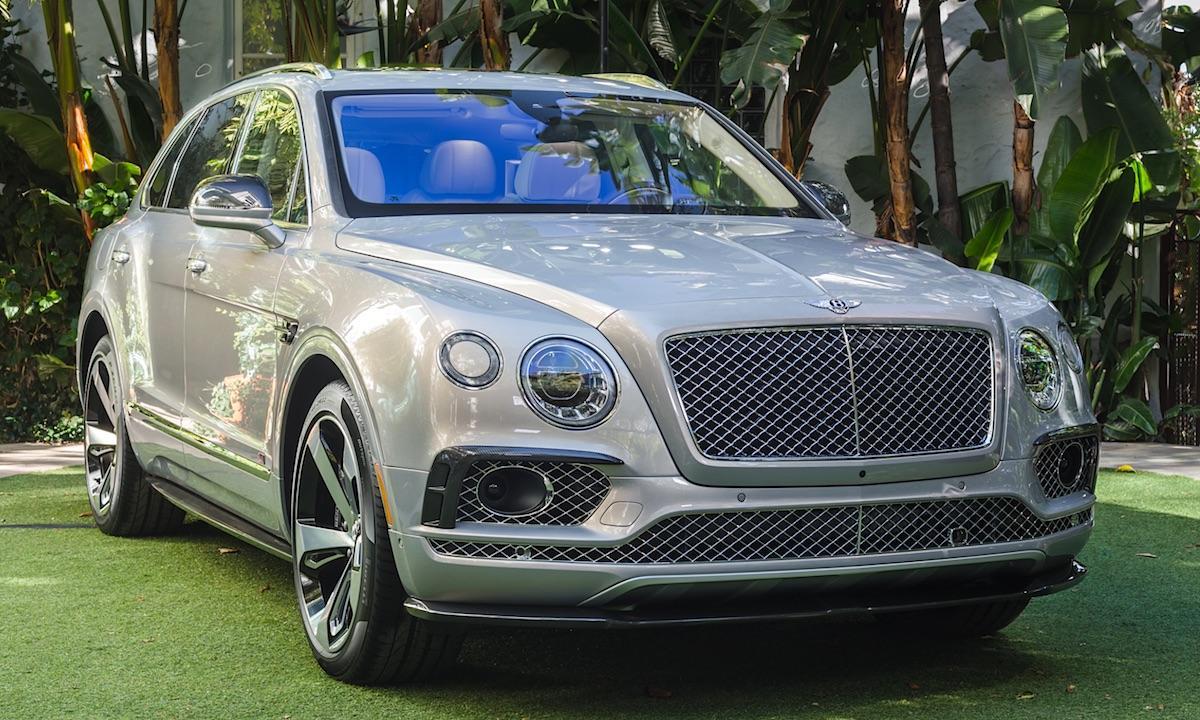 En Bentley-terrängbil parkerad på en gräsmatta. (AI text)