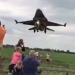 En stridspilot flyger över en skara människor. (AI text)