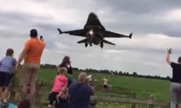 En stridspilot flyger över en skara människor. (AI text)