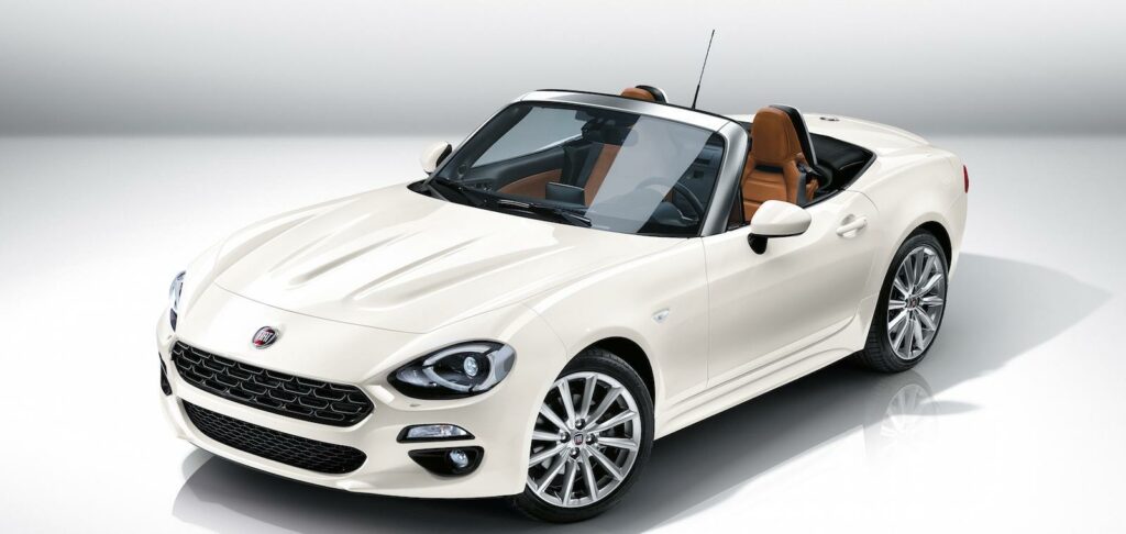 Hur Fiat 124 Spider skiljer sig från Mazda MX-5 körmässigt får vi återkomma till i en provkörning, men vridmomentet är betydligt högre än i Mazdan samtidigt som tjänstevikten ska ligga på ungefär samma nivå.