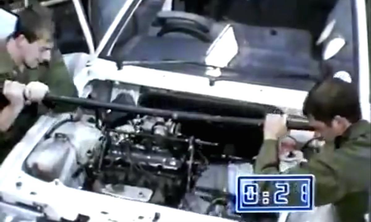 Två män arbetar på en bilmotor. (AI text)