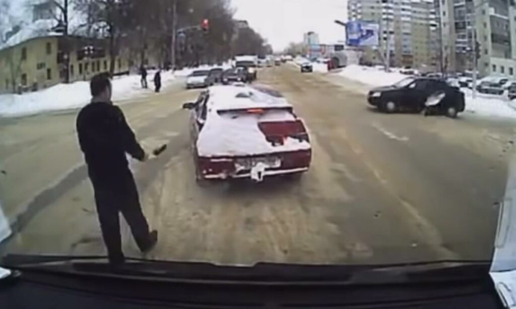 En man står på gatan med en spade. (AI text)