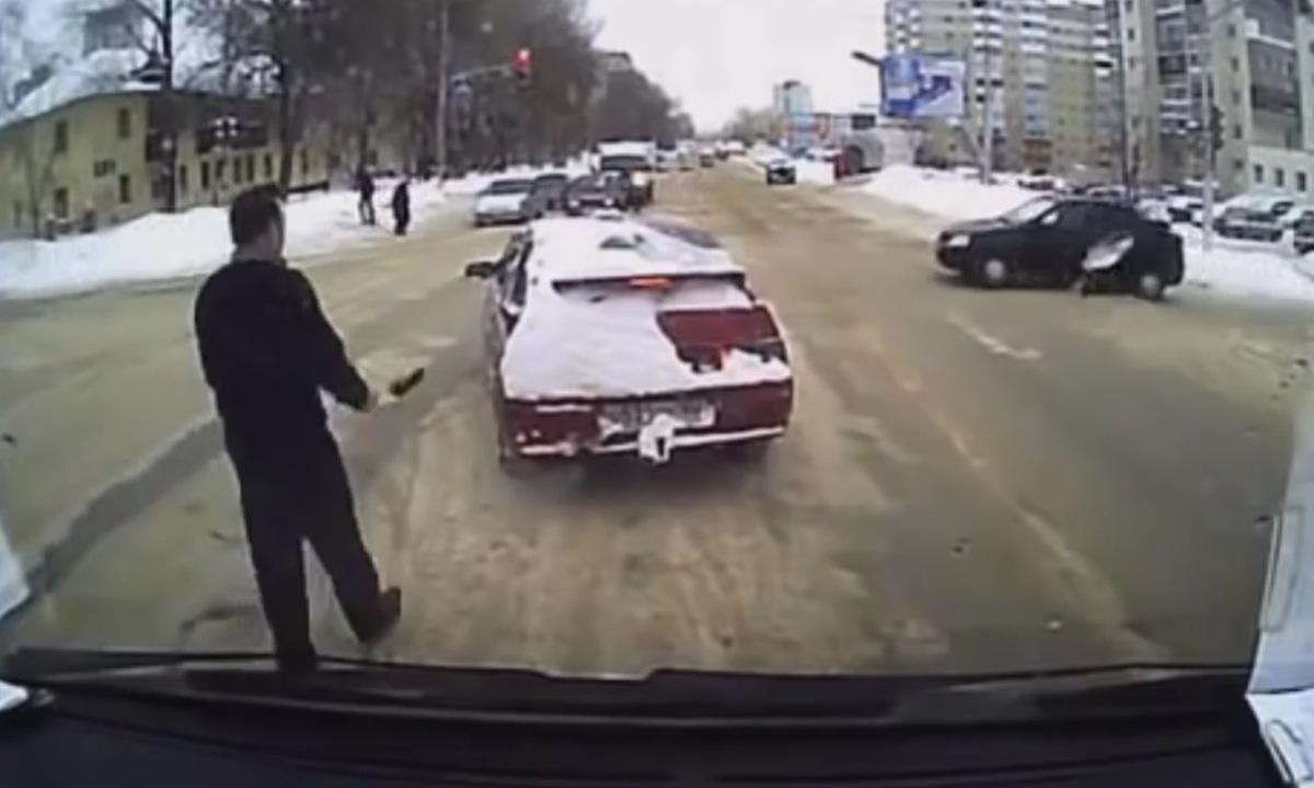 En man står på gatan med en spade. (AI text)