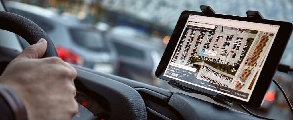 Transportföretaget PostNord kan lokalisera den parkerade bilen och både låsa upp och stänga. Smidig tjänst som sparar tid i jul.