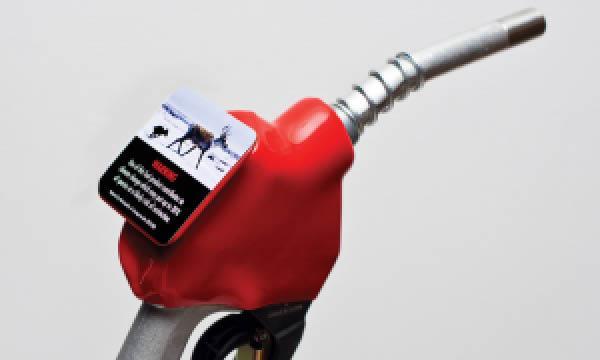 En bensinpump med en röd och svart skylt. (AI text)