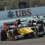 En racebil tävlar på en bana. (AI text)