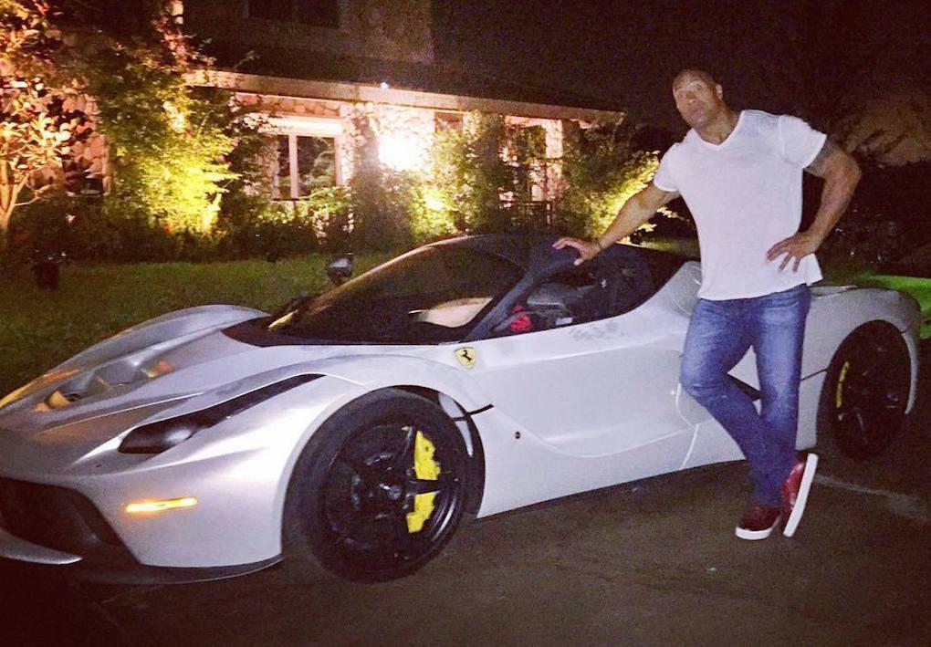 Att vara storväxt är inte alltid en fördel. Dwayne Johnson fick låna en LaFerrari men provköra gick inte.