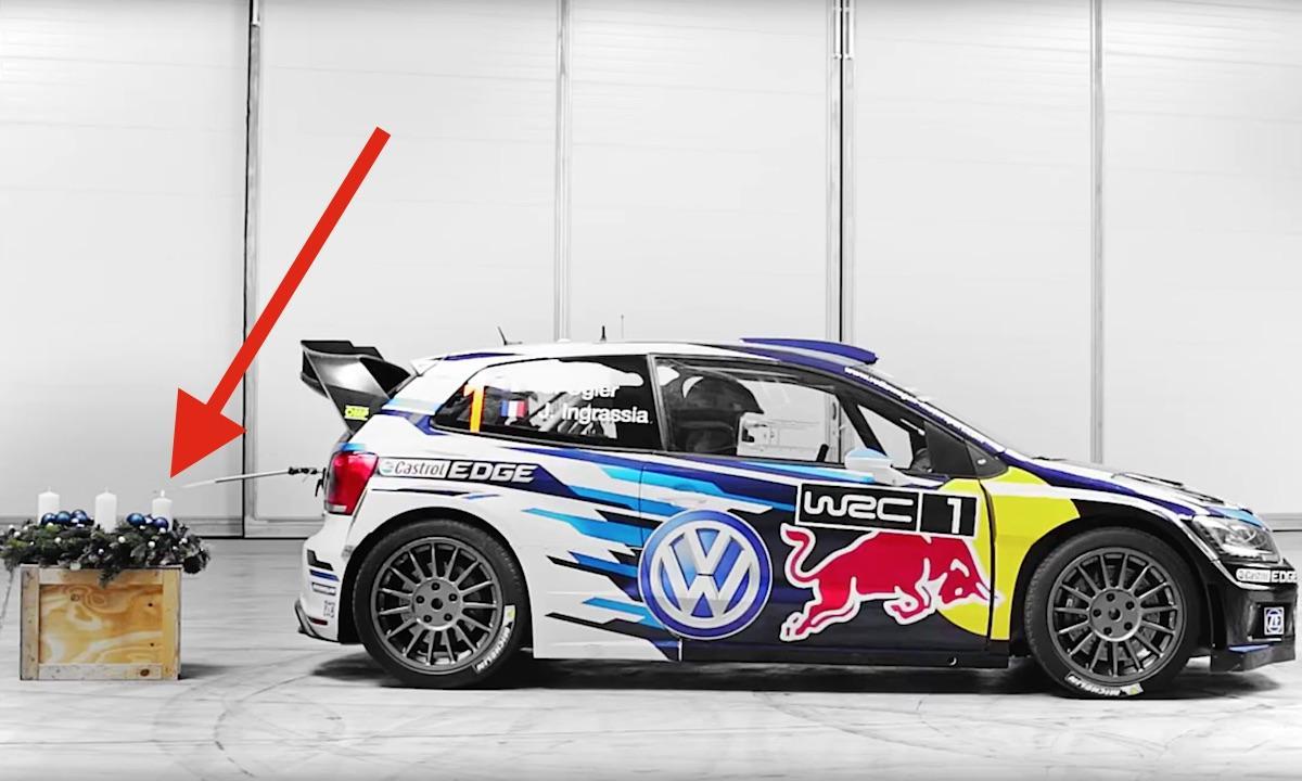 En Volkswagen RWD-bil för rally i en garasje. (AI text)