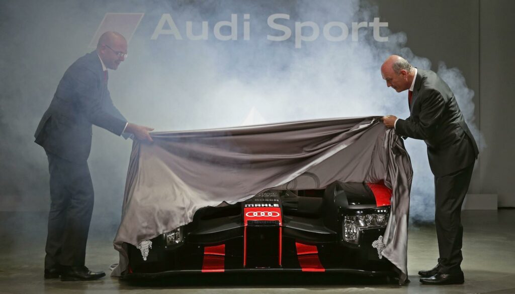 Titta vad som döljer sig här under! Audi visade upp den nya versionen av R18 E-tron Quattro på ett event under lördagen.