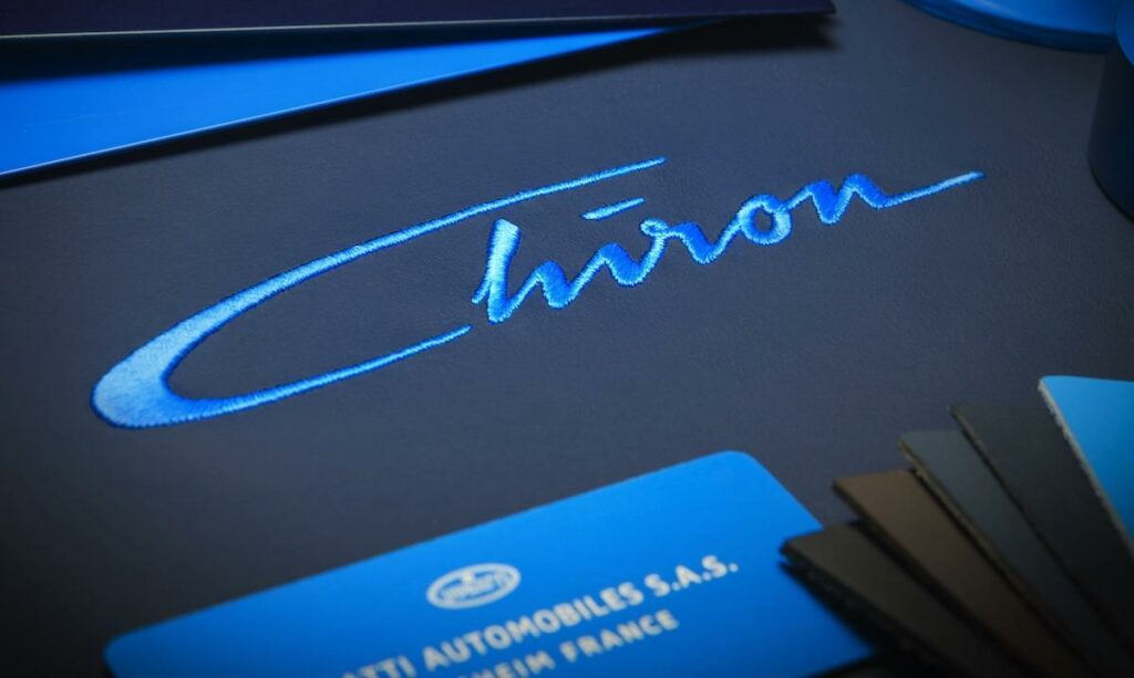 En blå logotyp på svart bakgrund. (AI text)