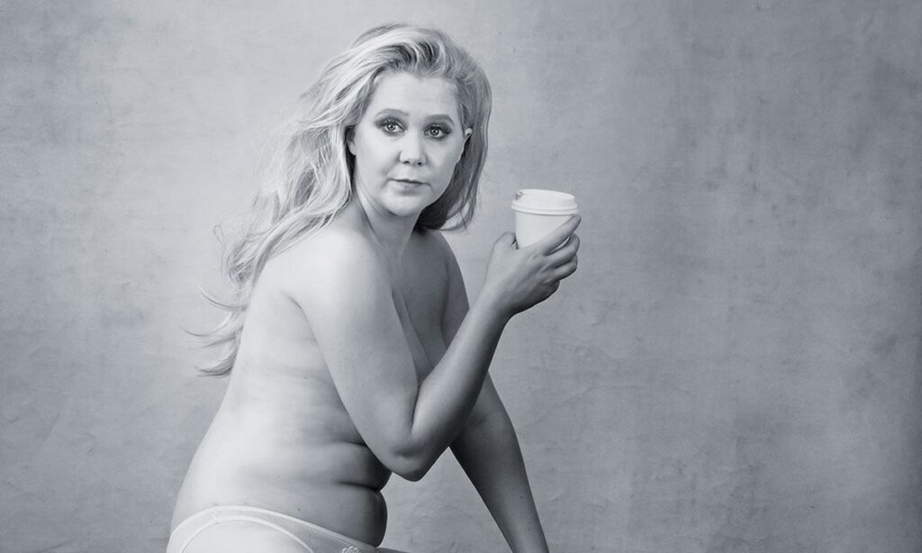 En kvinna i bikini poserar för ett fotograferingssession. (AI text)