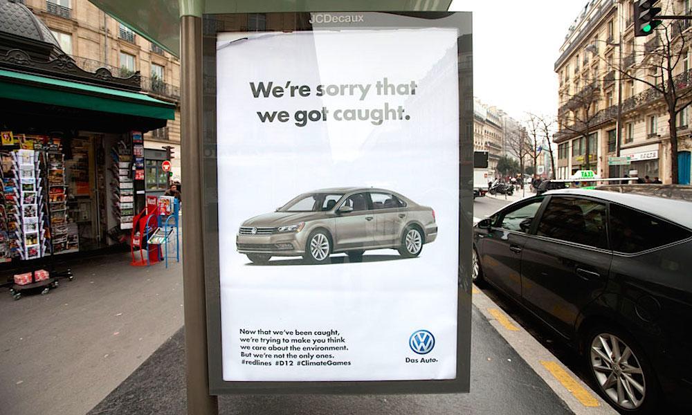 En bil annonserar på en gathörn (AI text)