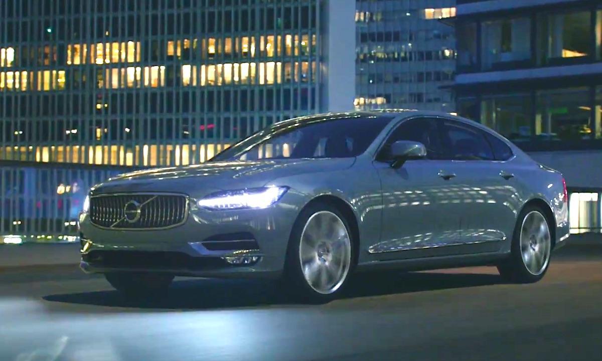 Volvo S90-sedancirkeln rullar ned gatan på natten. (AI text)