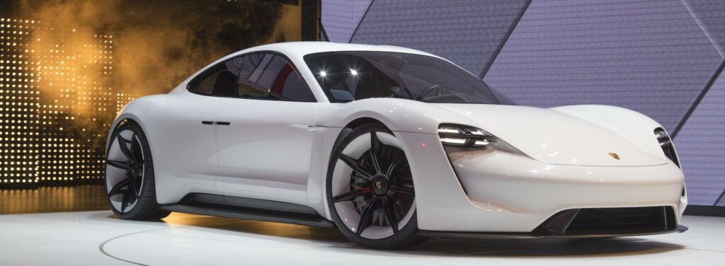 Porsche gör en enorm satsning för att sätta Mission E i produktion. 6,5 miljarder kronor ska investeras i fabriken i Zuffenhausen och modellen skapar 1.000 nya jobb.