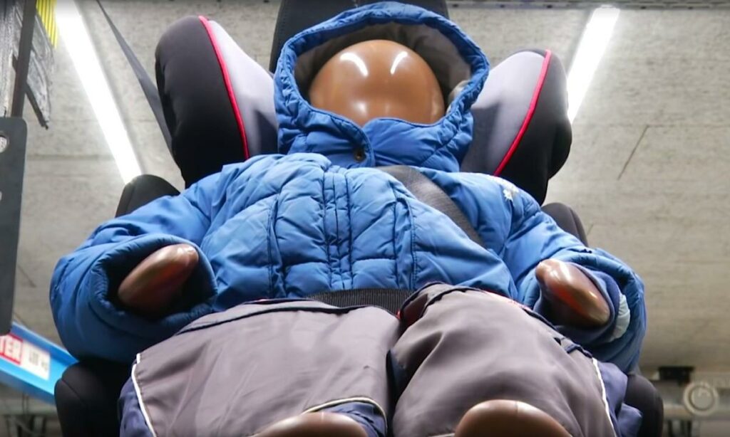 ett barn i bilbarnstol (AI text)