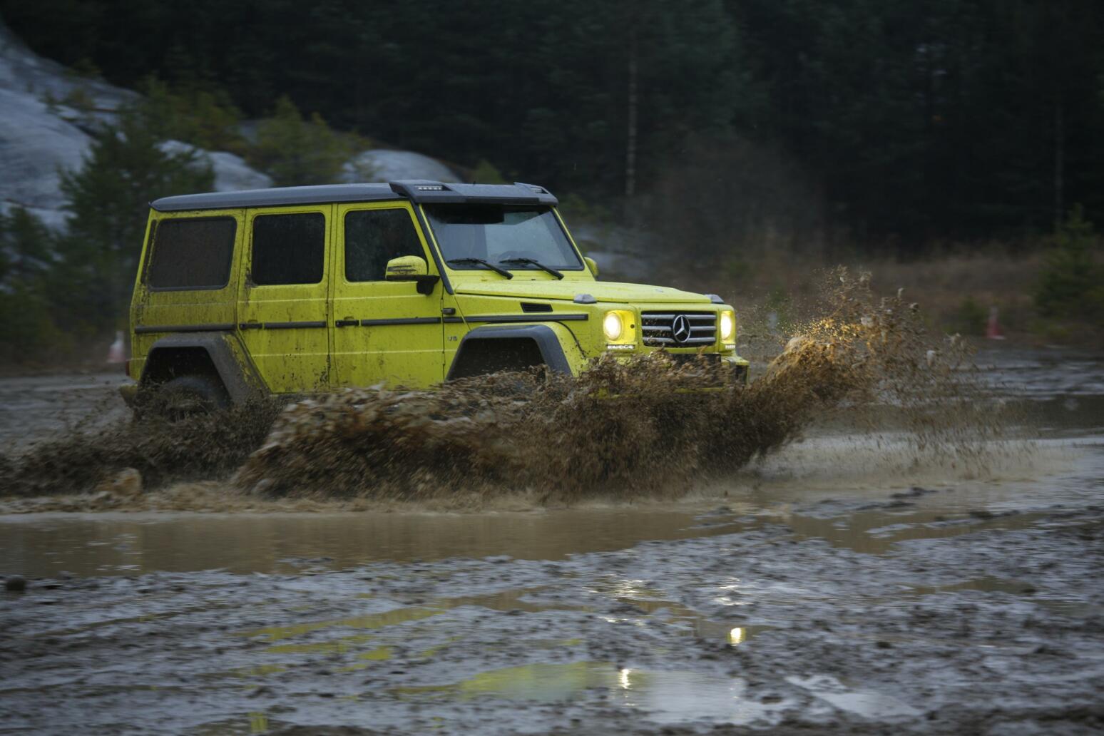 Mercedes-Benz G 63 med alla-vägsfunktion kör genom leriga terränger. (AI text)