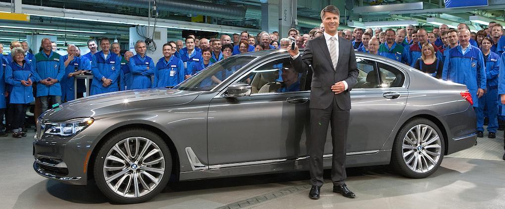 Skiftet från diesel till el kan gå snabbare än många tror, anser BMW-chefen Harald Krüger. På bilden rullar nya 7-serien av bandet.