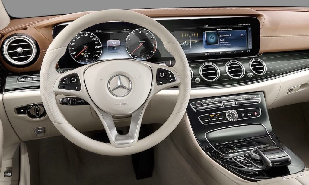 interiören av en Mercedes-Benz E-klass (AI text)