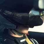 En person som bär hjälm och kör bil (AI text)