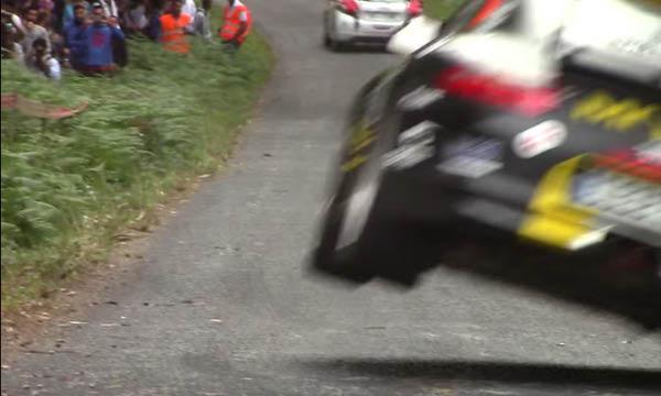 En rallybil kör nedför en backe. (AI text)