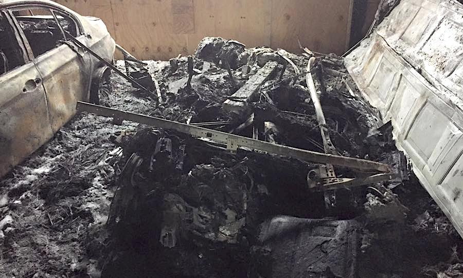 En bil bränd i garaget (AI text)