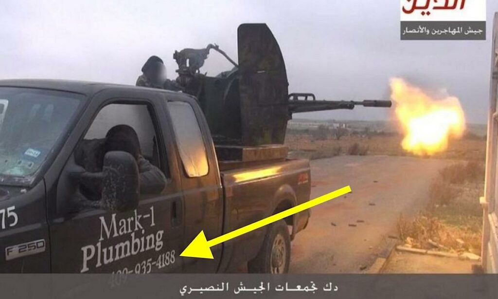 En lastbil med ett gevär i bakluckan. (AI text)