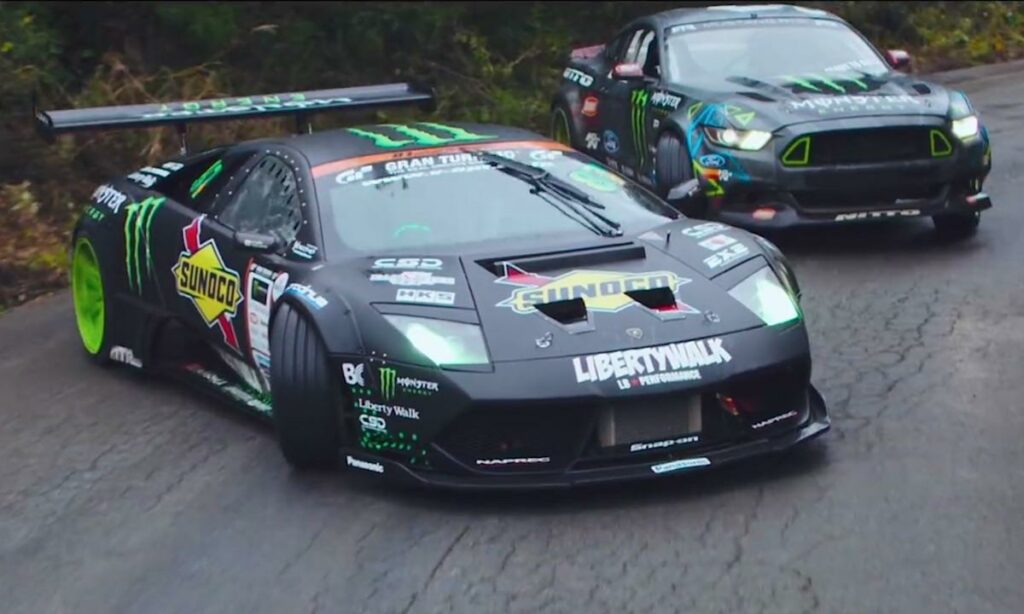 Två bilar tävlar nerför en backe. (AI text)