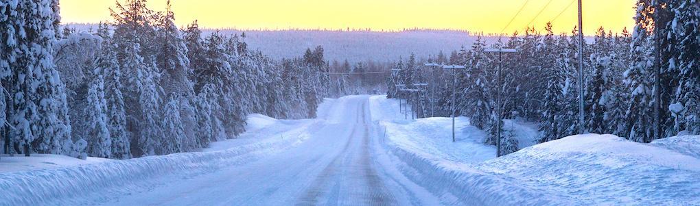 Vita vägar är halare än torr asfalt, visst, men snön är förutsägbar och som bilförare vet man hur försiktig man måste vara.