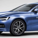 Volvo S60 visas i en datorgenererad bild. (AI text)