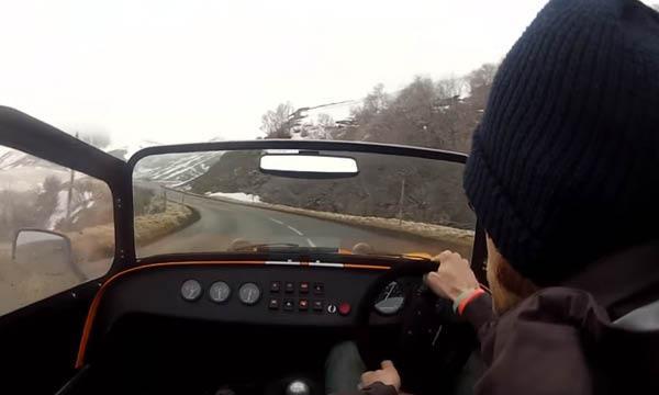 En man kör en bil på en snöig väg. (AI text)