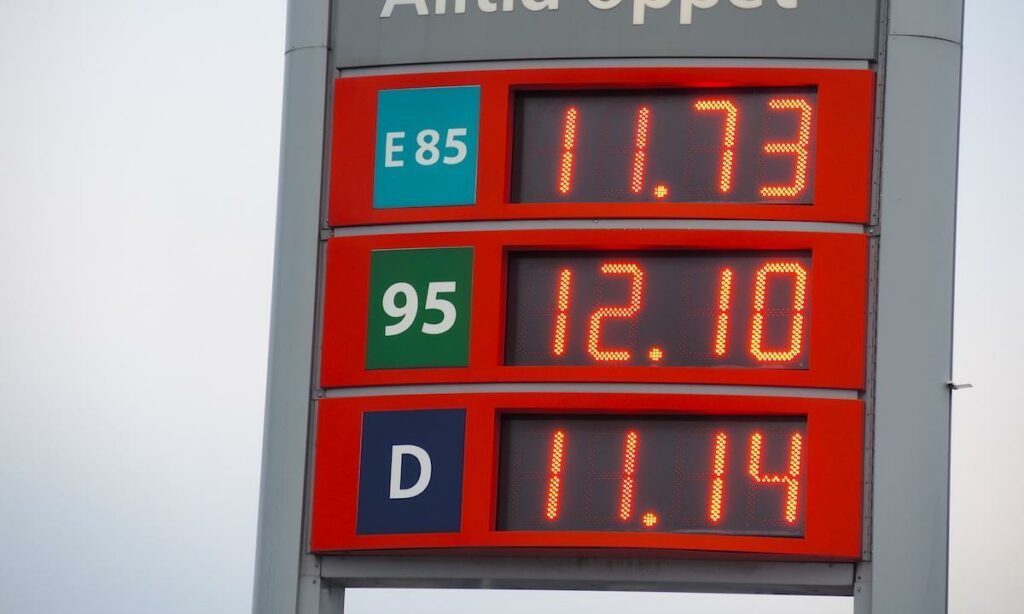 En bensinstationsskylt med en prisskylt (AI text)