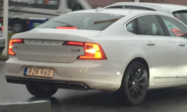 En vit Volvo S60 parkerad i ett garage. (AI text)