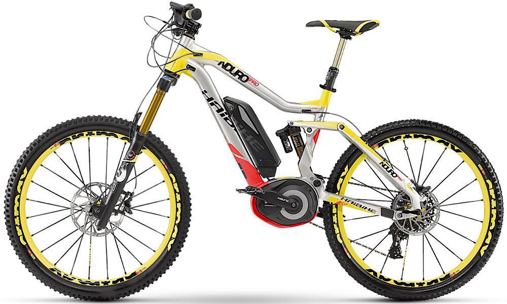 En bergsklättrarcykel med gula och röda däckkanter. (AI text)