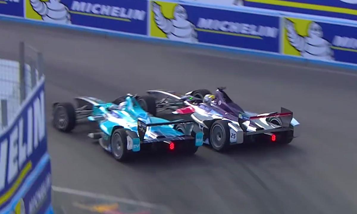 En racebil kör på en bana. (AI text)