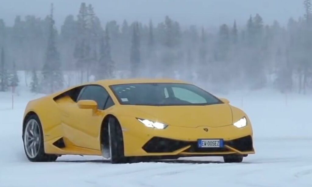 En gul Lamborghini Huracán körande på snö. (AI text)