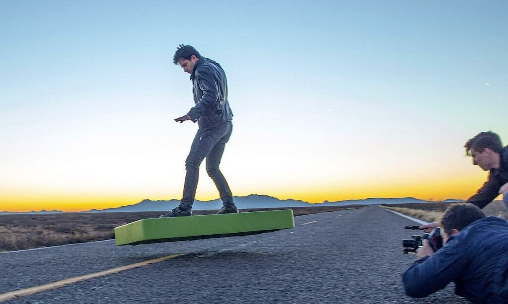 En man cyklar på en skateboard längs en ökenväg. (AI text)