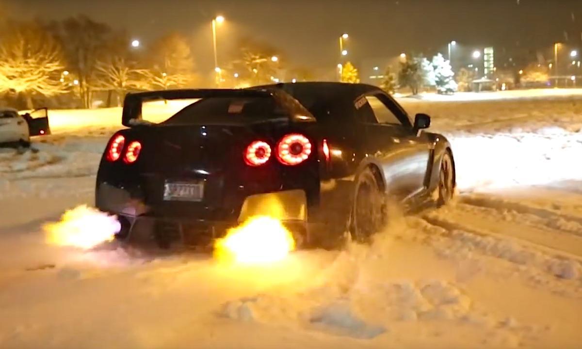 En Nissan GT-R R34 utför en drift i snön. (AI text)