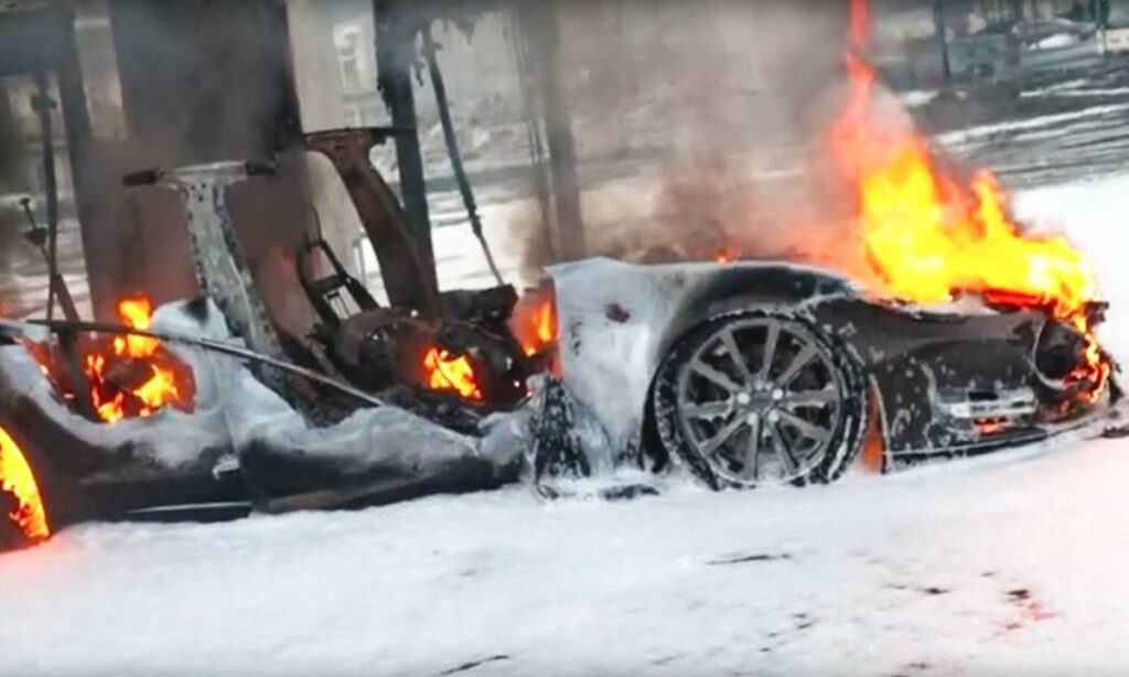 En Tesla sports car brinner i snön. (AI text)