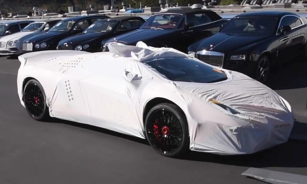 En vit sportbil dold under en vit täcksel. (AI text)