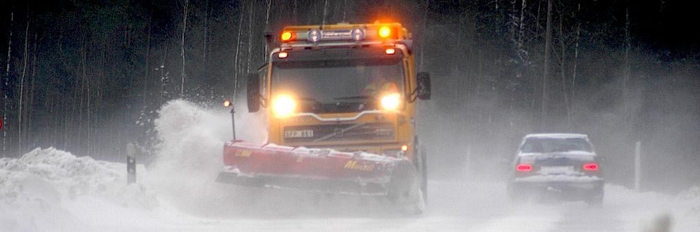 När det kommer mycket snö under en kort tidsperiod blir det svårt för väghållarna att hinna med. Räkna med att det inte är plogat överallt.