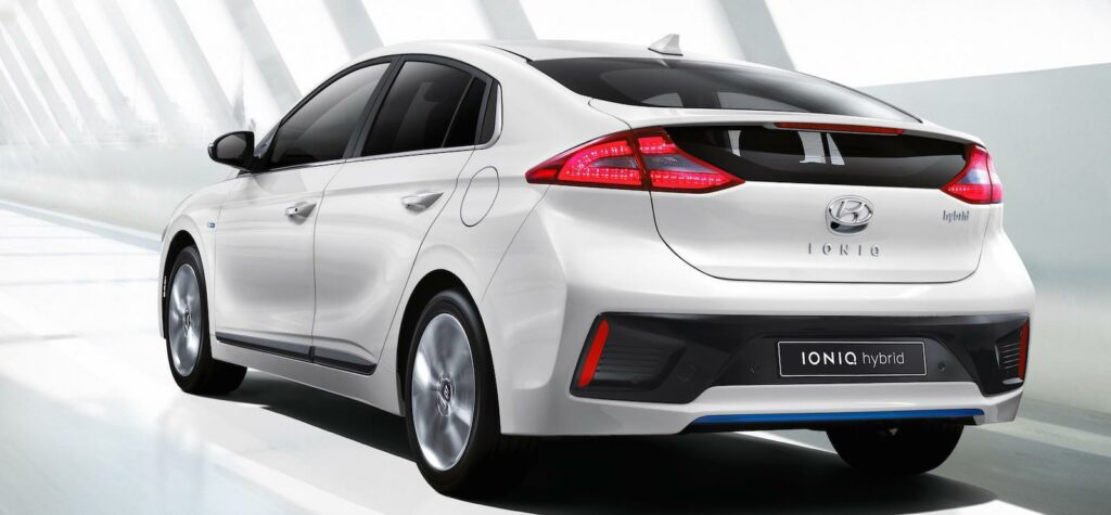 En vit bil kör ner en korridor. (AI text)