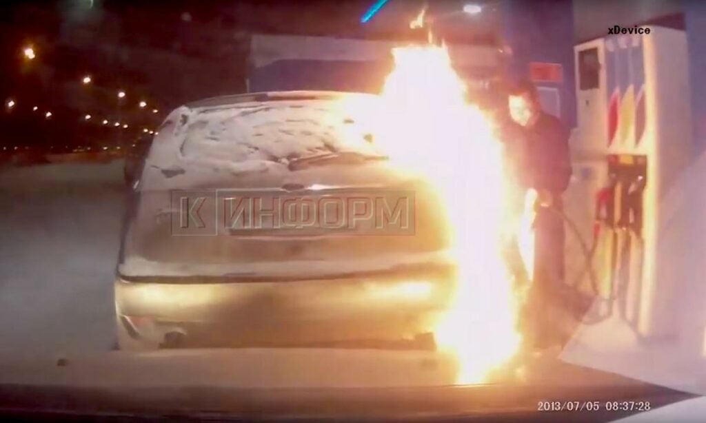 En bil är i brand på en bensinstation. (AI text)