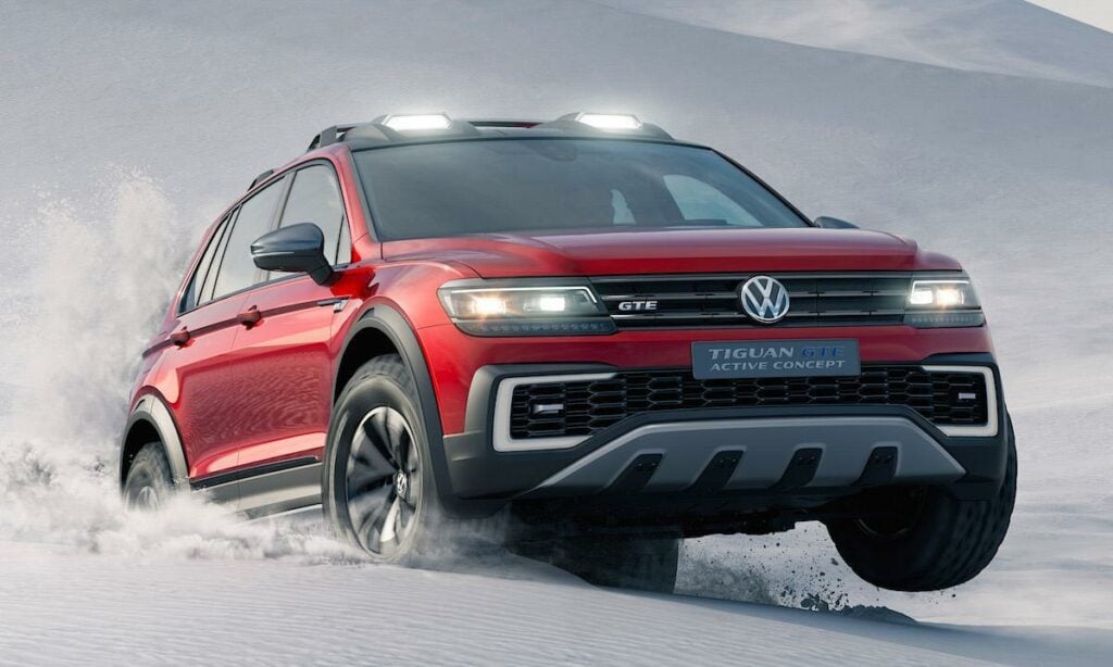 Volkswagen Tiguan kör genom snön. (AI text)