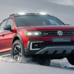 Volkswagen Tiguan kör genom snön. (AI text)