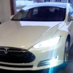 Tesla Model S parkerad i garagen (AI text)