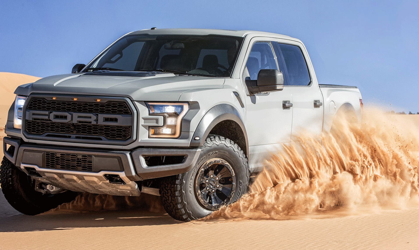 En Ford F-150 Raptor kör genom öken. (AI text)