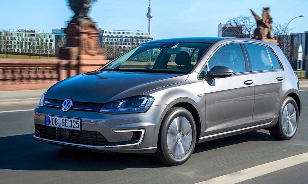 Volkswagen Golf GTI körande på en stadsgata (AI text)