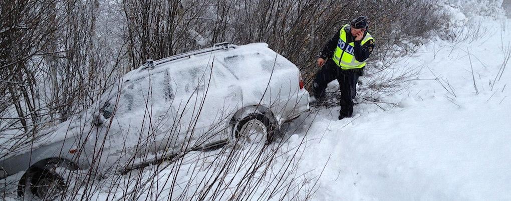 Kyla, kraftig snöfall och hård blåst ger problem i trafiken. Kör du av så markera med varningstriangel.