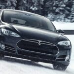 Tesla Model S kör i snö. (AI text)