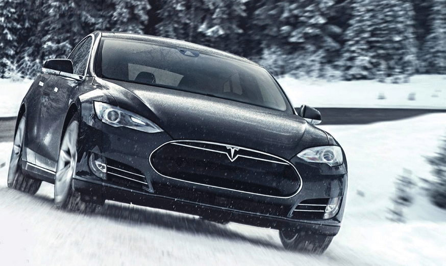 Tesla Model S kör i snö. (AI text)